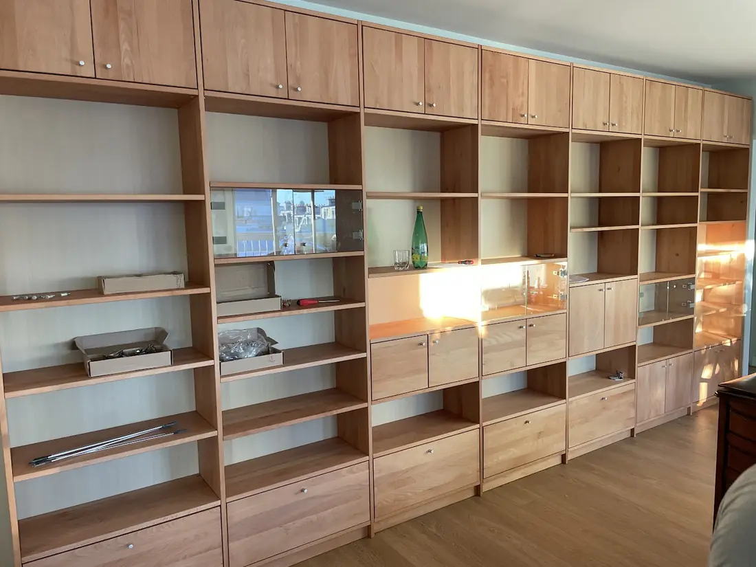 Grande bibliothèque en bois sur mesure, du sol au plafond, dans un salon